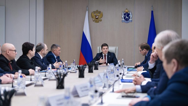 Накануне ежегодного доклада Дмитрий Артюхов встретился с депутатами окружного Заксобрания